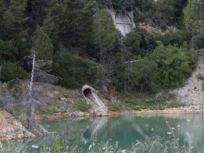 Su di essa sbuca un piccolo condotto scavato nella pietra, da cui probabilmente avveniva lo sversamento delle acque di scarico della cementeria. Liquidi che per� dopo quasi 20 anni dovrebbero essere evaporati, dunque � plausibile che lo stagno sia il risultato di una falda affiorante, a cui via via si � aggiunta acqua piovana